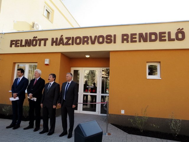 Átadták a felújított felnőtt háziorvosi rendelőt 06